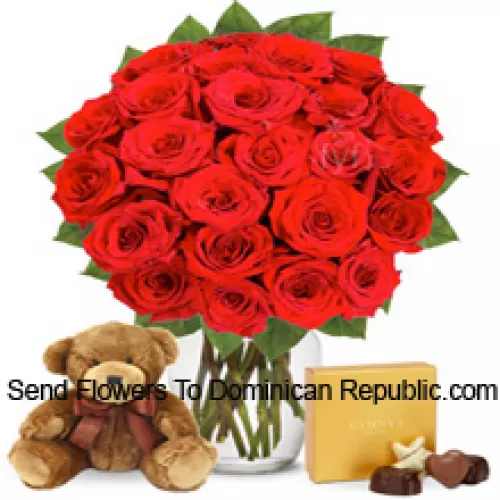 24 roses rouges avec quelques fougères dans un vase en verre accompagnées d'une boîte de chocolats importés et d'un mignon ours en peluche brun de 12 pouces de hauteur