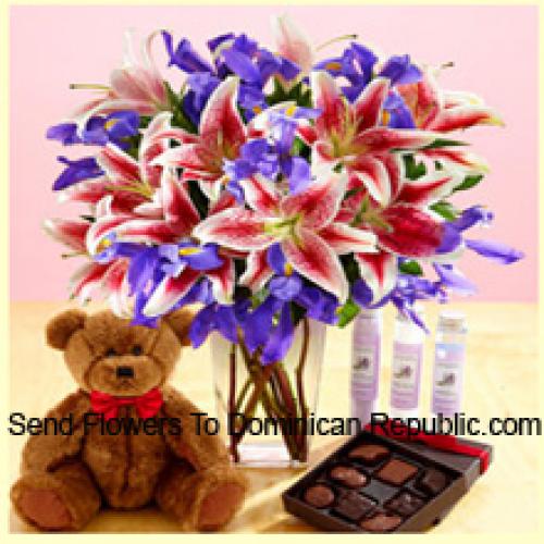 Lys et fleurs assorties avec ours en peluche et chocolats