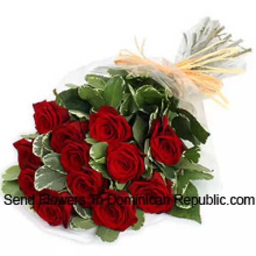 Un bel mazzo di 12 rose rosse con riempitivi stagionali