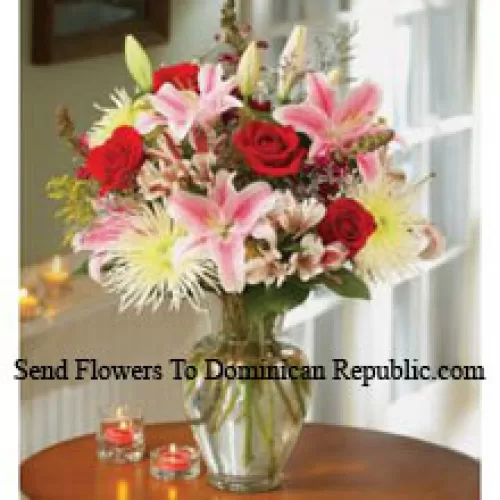 Lys roses et roses rouges dans un vase en verre