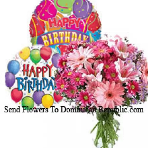 Fleurs assorties dans un vase avec des ballons d'anniversaire