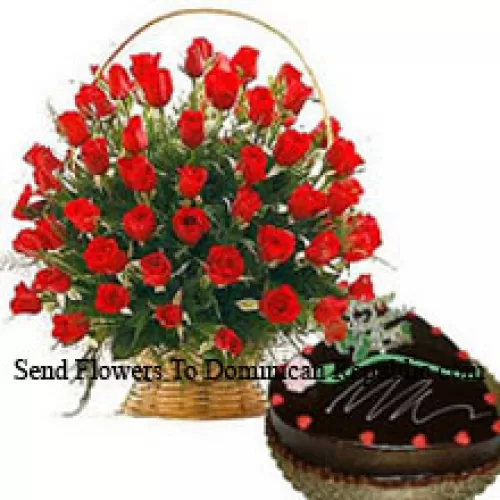 季節の花を添えた50本の赤いバラのかごと、1kg（2.2ポンド）のハート型チョコレートトリュフケーキ（ケーキの配達はマニラ地域のみ利用可能です。マニラ地域外のケーキの配達注文は、クリームのないチョコレートブラウニーケーキに代わるか、受取人に同じケーキを購入するためのレッドリボンバウチャーが提供されます）
