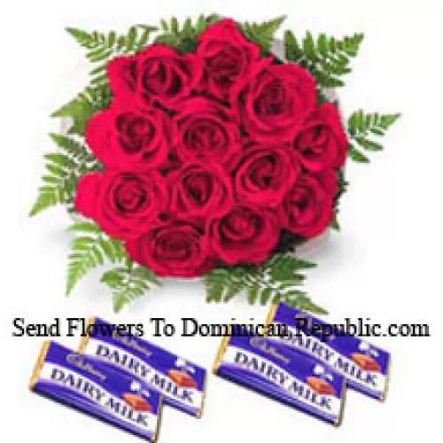 Bündel von 12 roten Rosen mit verschiedenen Schokoladen