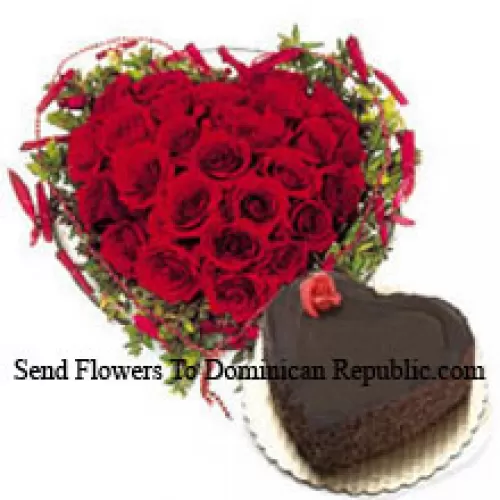 Arreglo en forma de corazón de 40 rosas rojas junto con un pastel de chocolate en forma de corazón de 1 kg (Tenga en cuenta que la entrega de pasteles solo está disponible para la región de Metro Manila. Cualquier pedido de entrega de pasteles fuera de Metro Manila se sustituirá por un pastel de brownie de chocolate sin crema o se le ofrecerá al destinatario un vale de Red Ribbon suficiente para comprar el mismo pastel)