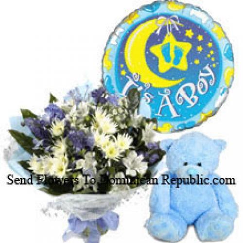 Fleurs bleues assorties avec ours en peluche et ballon