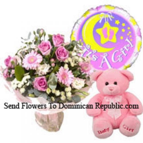 Fleurs roses assorties avec ballon et ours en peluche