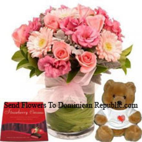 Assortiment de fleurs roses avec ours en peluche et chocolat